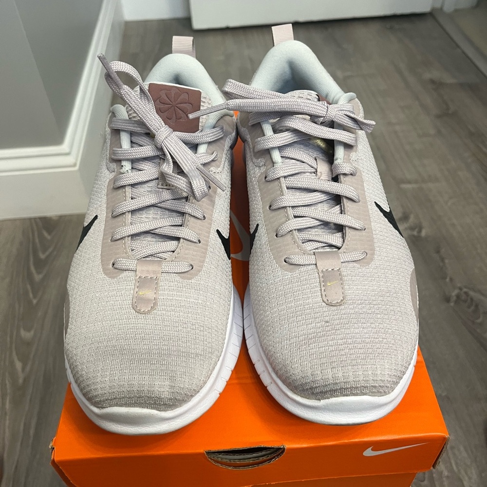 Women's Nike W Flex Experience Run 12 Sneakers- Size 8.5- Pre-owned - Picture 3 of 7